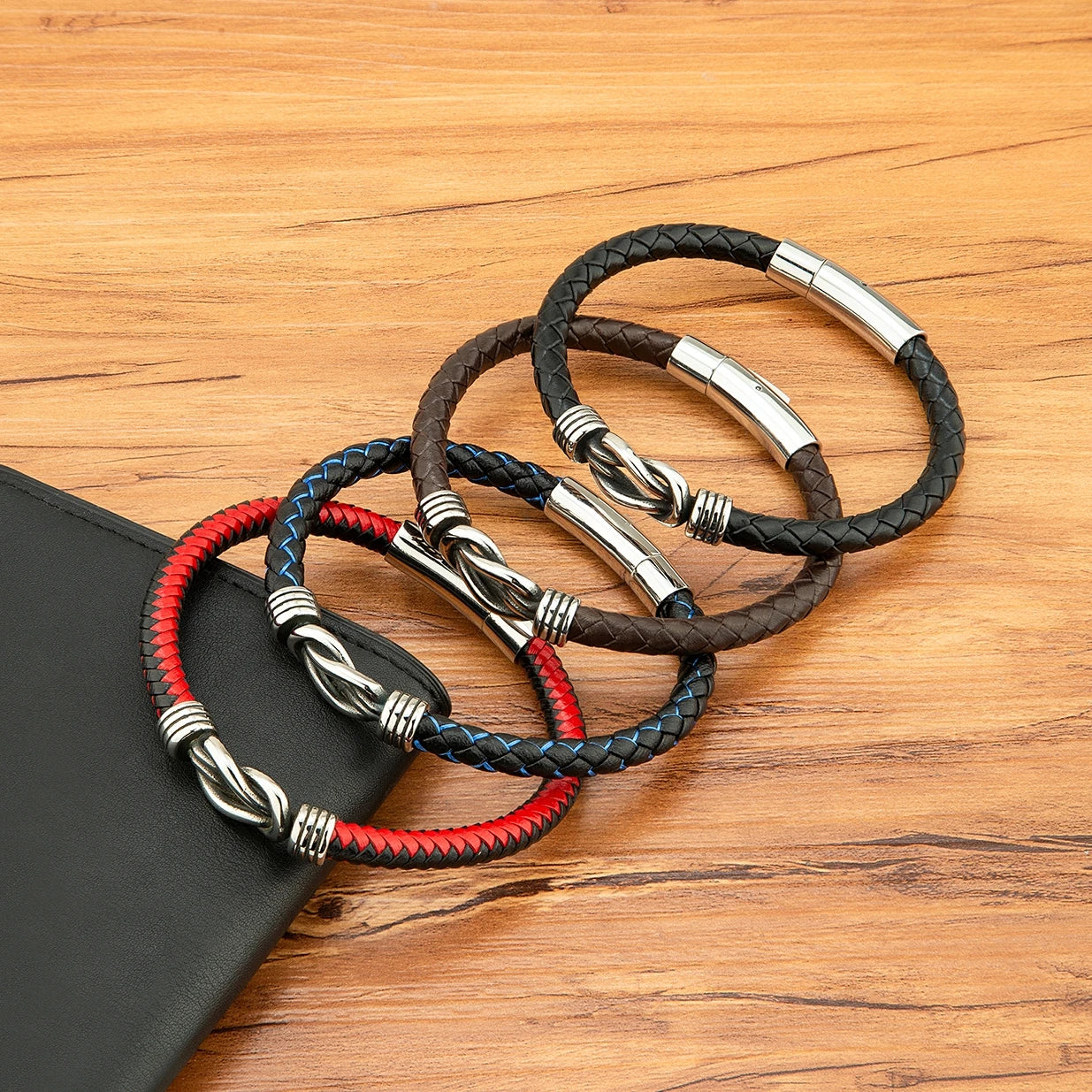 Gravín Knot Clasp Leather Bracelet – Minimalist Steel Accent