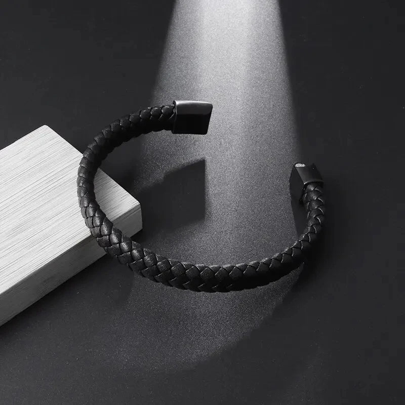 Gravín Noir – Single Layer Black Braided Leather Bracelet