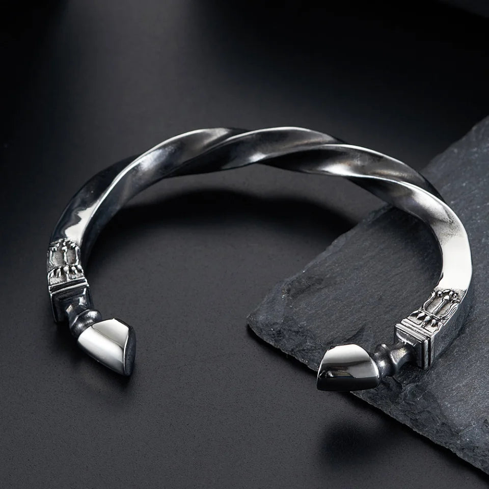 Gravín War Hoof Cuff – 316L Stainless Steel Twist Bracelet