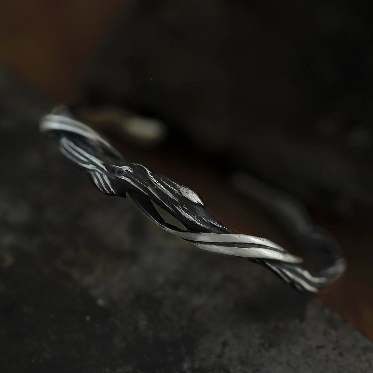 Gravín | Whispering Branch – Sculpted Silver Cuff