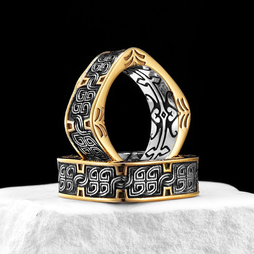 Gravín Retro Royal Ring – Square Band with Classical Gold Pattern