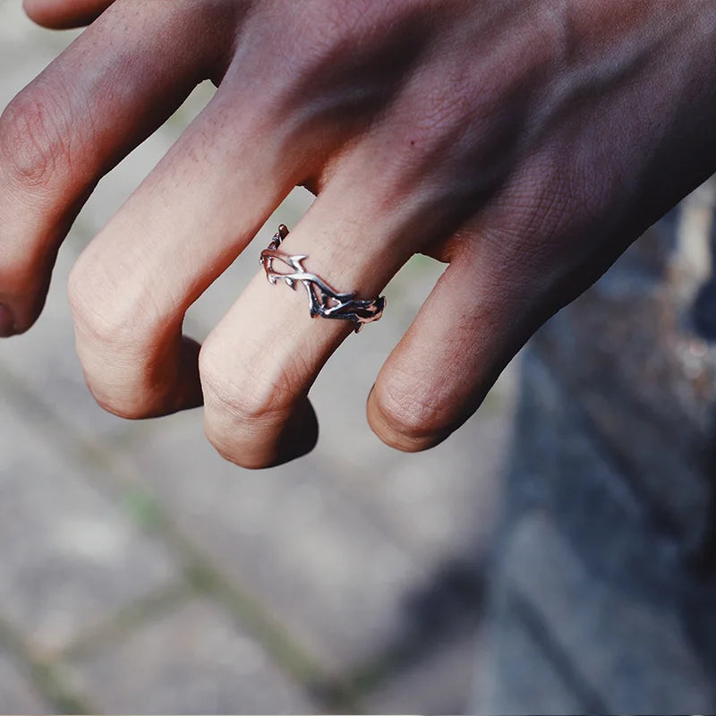 Gravín “Thorned Silence” Ring – Minimalist Edge