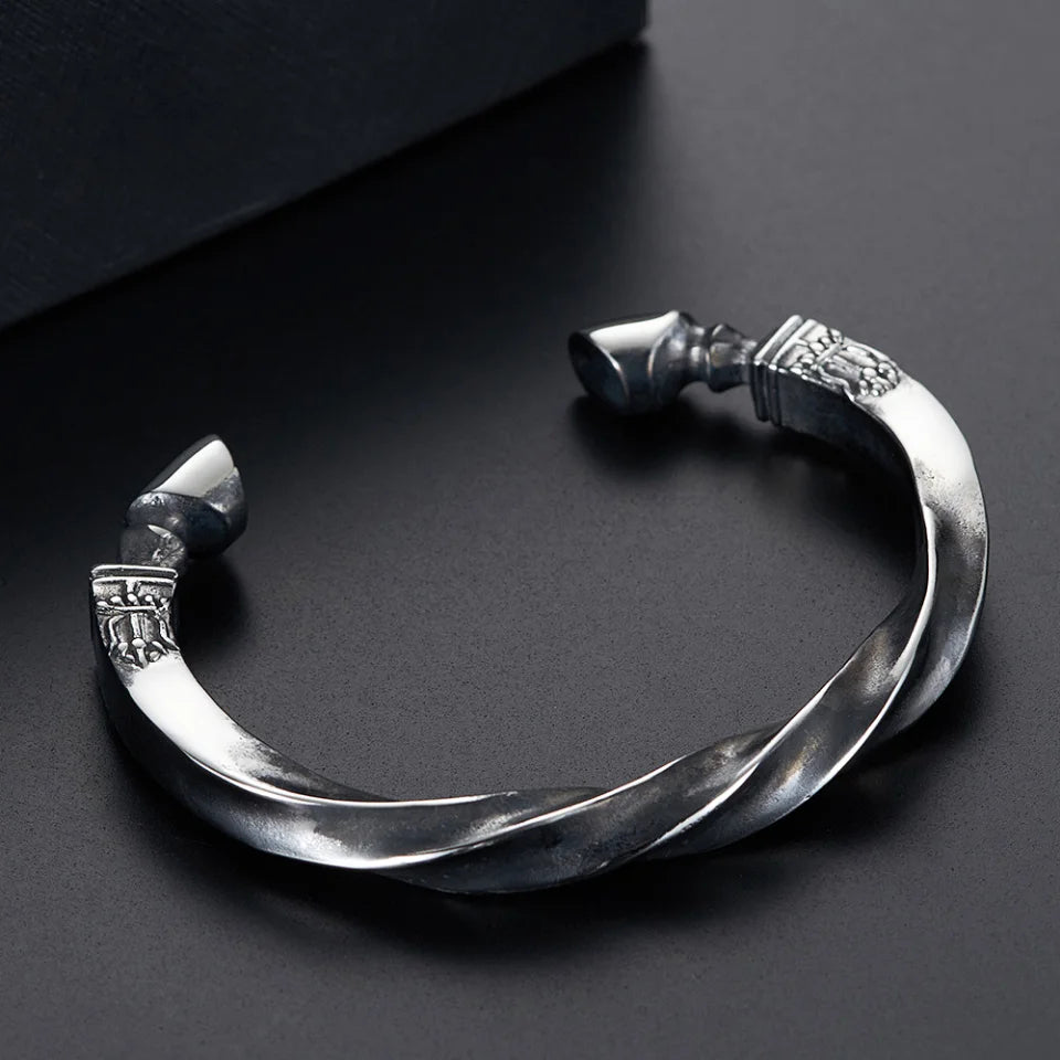Gravín War Hoof Cuff – 316L Stainless Steel Twist Bracelet