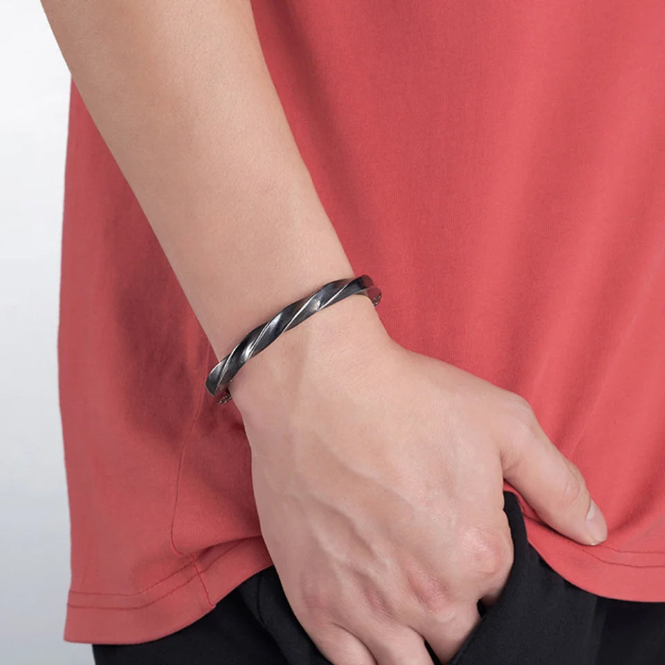 Gravín War Hoof Cuff – 316L Stainless Steel Twist Bracelet