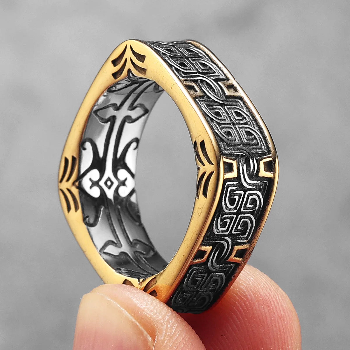 Gravín Retro Royal Ring – Square Band with Classical Gold Pattern