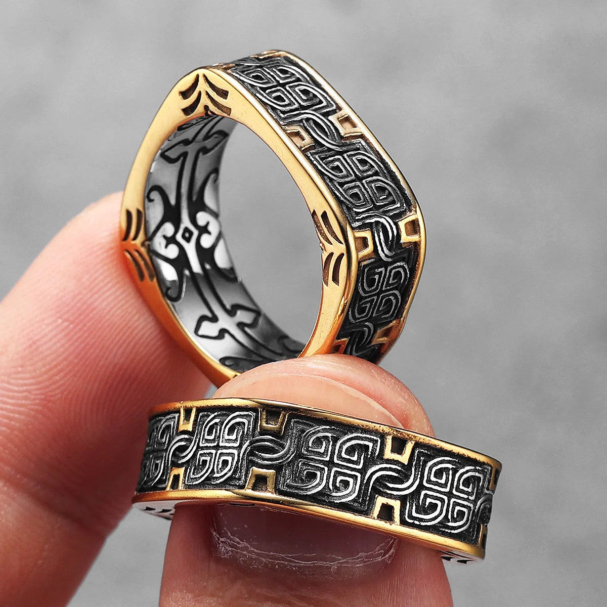 Gravín Retro Royal Ring – Square Band with Classical Gold Pattern
