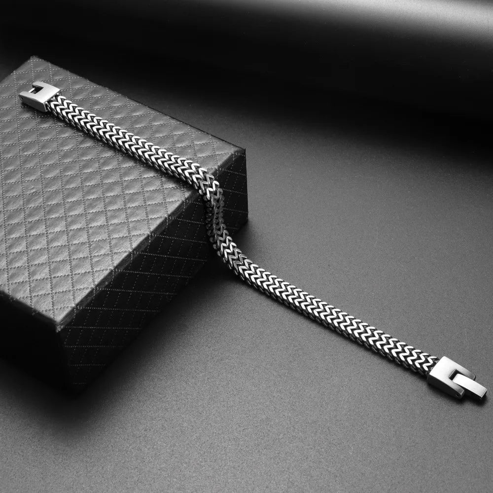 Gravín Minimal Cuban Chain Bracelet – Bold Buckle Edition