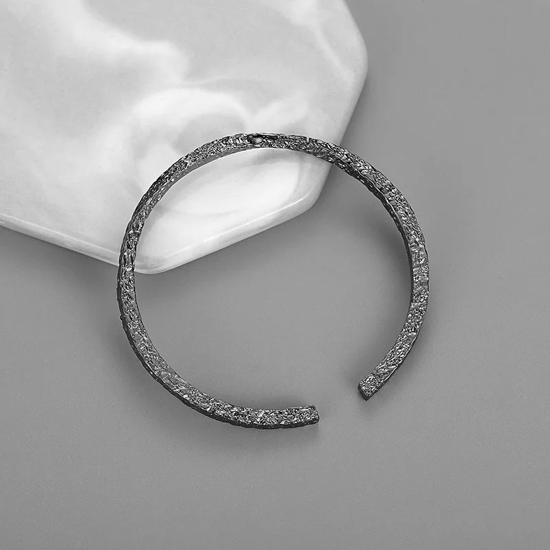 Gravín Mobius Twist Cuff – Textured Antique Steel Bracelet