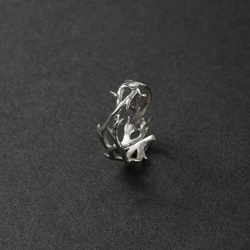 Gravín “Thorned Silence” Ring – Minimalist Edge