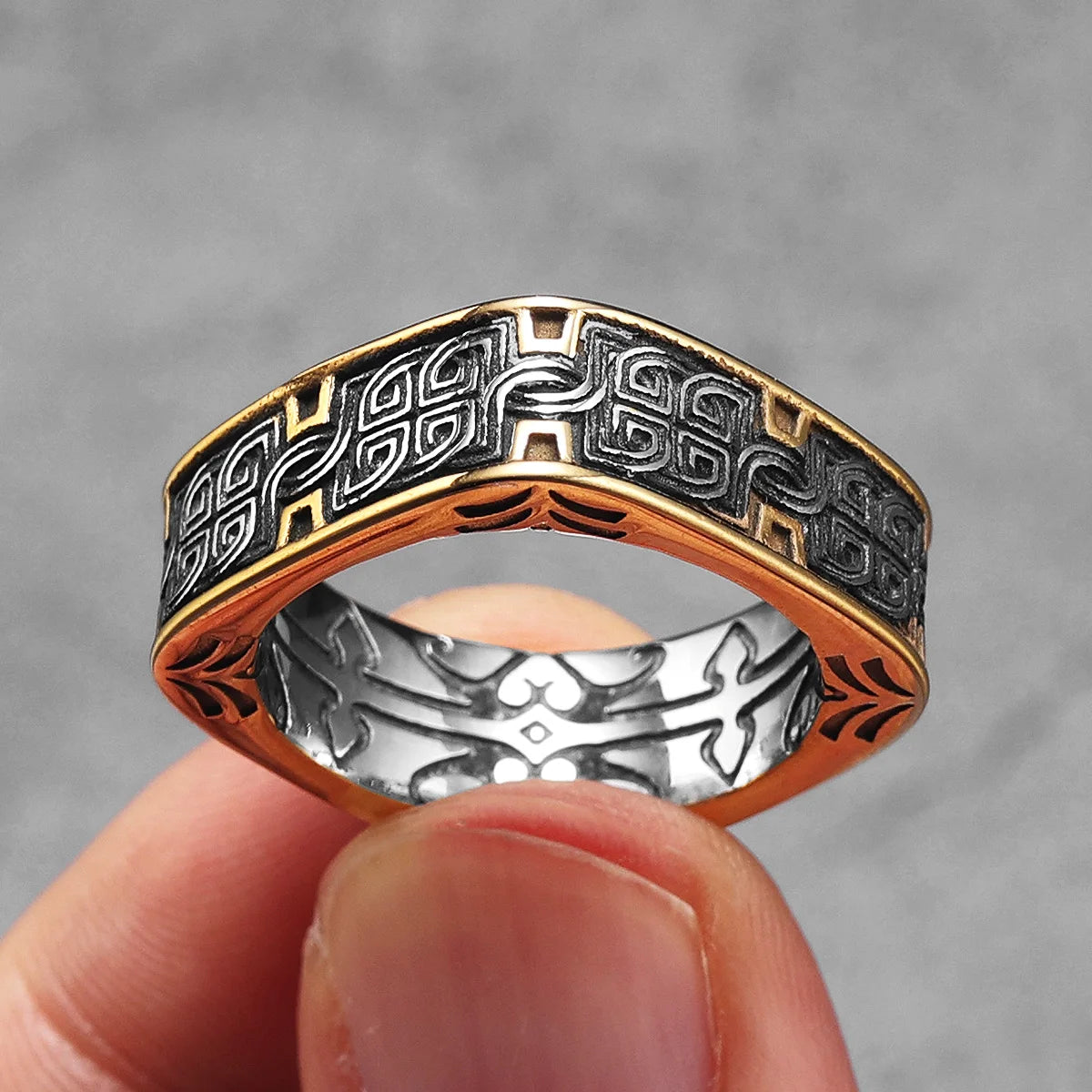 Gravín Retro Royal Ring – Square Band with Classical Gold Pattern