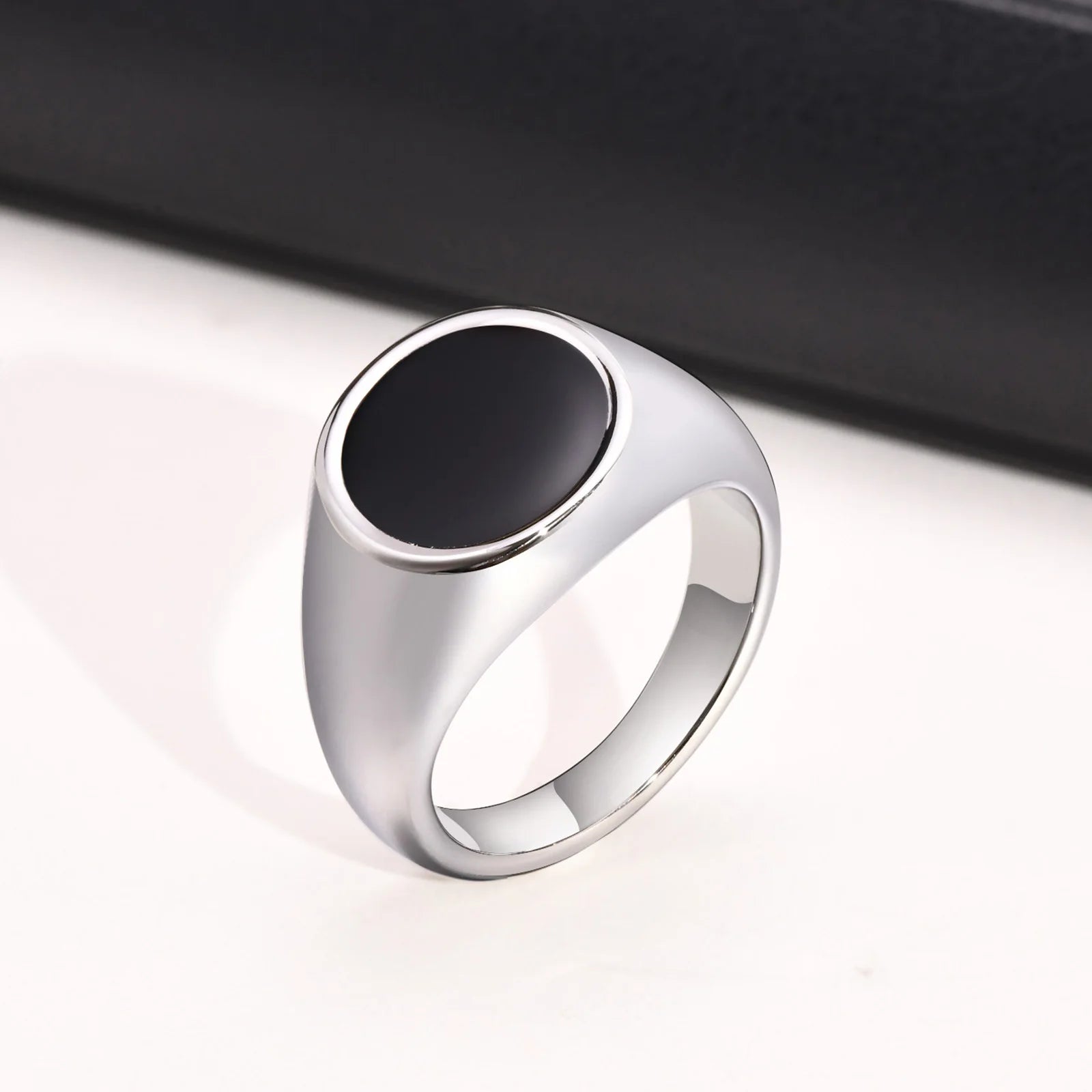 Gravín Black Enamel Signet Ring – 13mm Minimalist Elegance