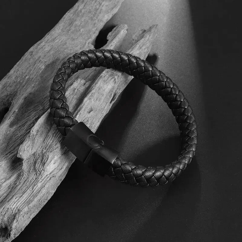 Gravín Noir – Single Layer Black Braided Leather Bracelet