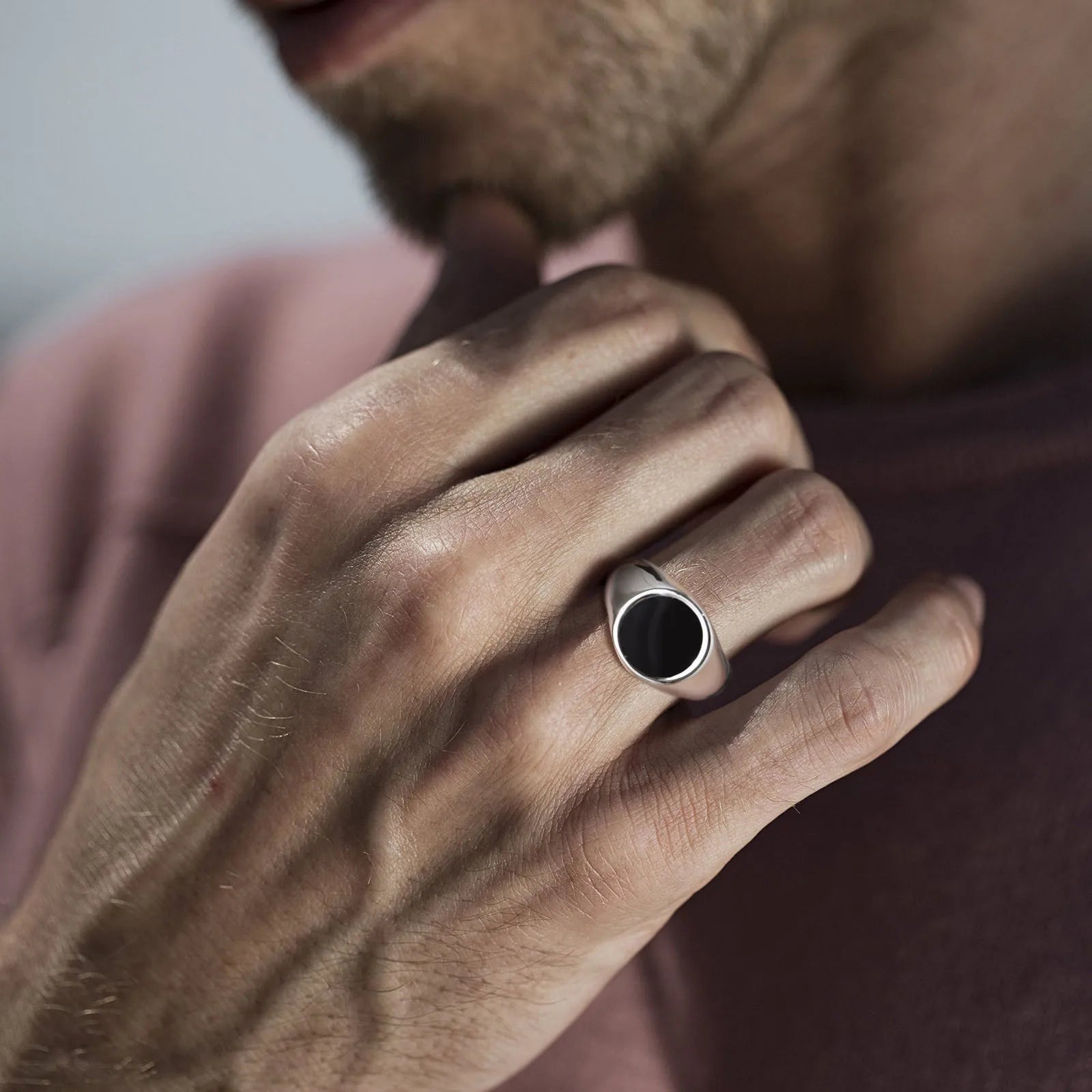 Gravín Black Enamel Signet Ring – 13mm Minimalist Elegance