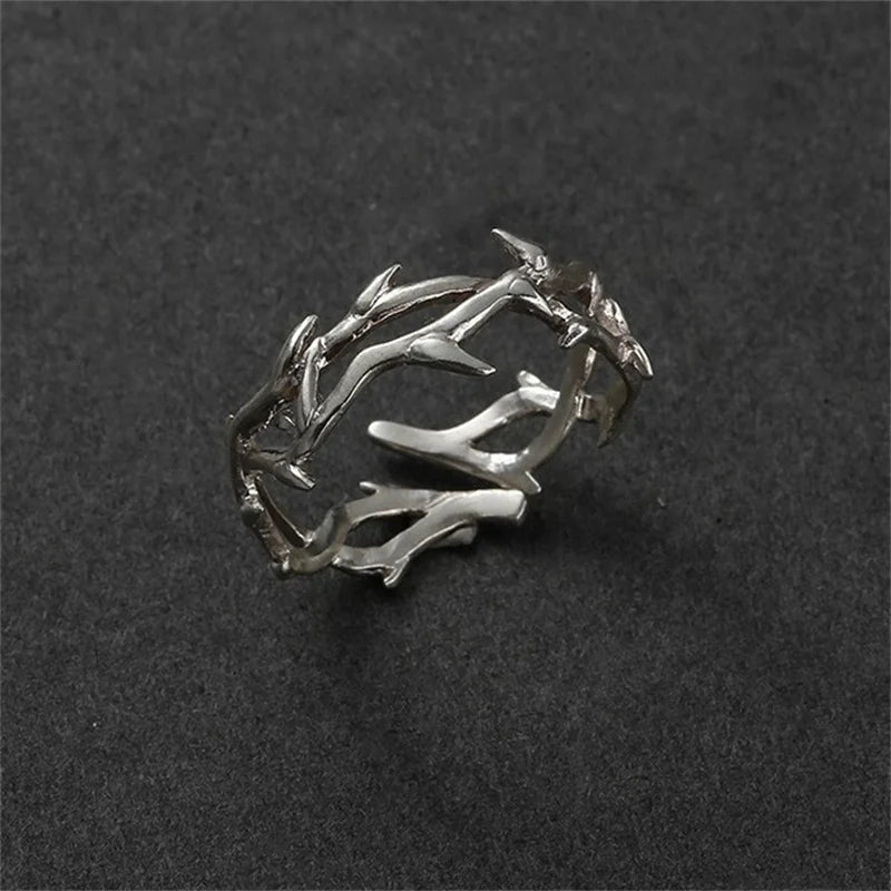 Gravín “Thorned Silence” Ring – Minimalist Edge