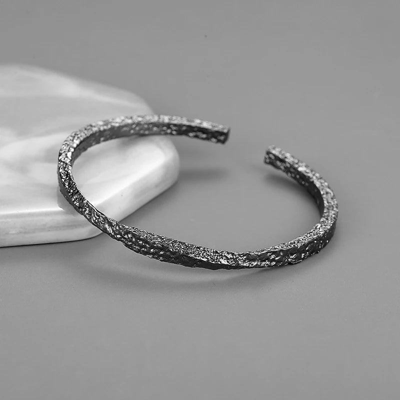 Gravín Mobius Twist Cuff – Textured Antique Steel Bracelet